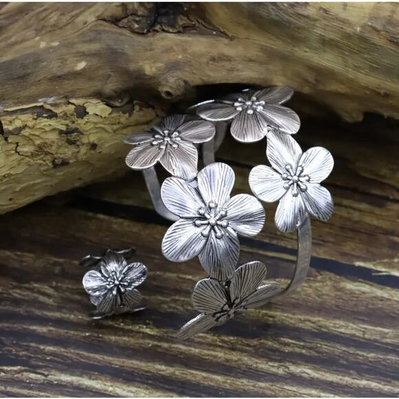 Boho Flower Cuff Bracelet & Ring Set – Silver Floral Statement Jewelry, NWT - Picture 6 of 15